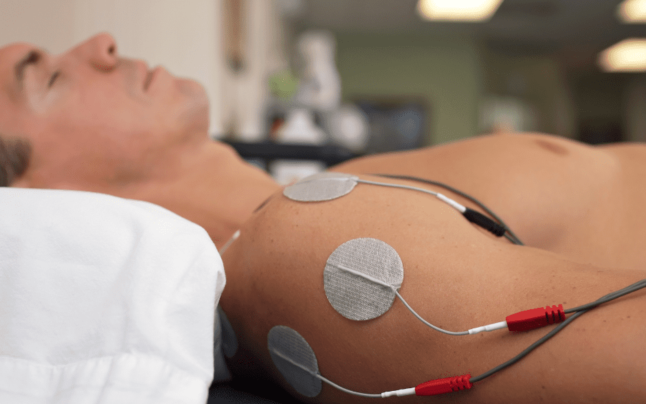 Pacjent podczas elektrostymulacji ramienia w leczeniu fibromialgii w PD Rehab w Mount Prospect