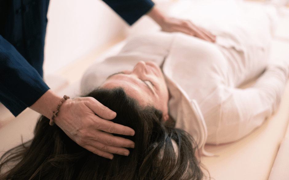 Fizjoterapeuta wykonujący terapię Fascial Counterstrain w celu złagodzenia refluksu i zgagi